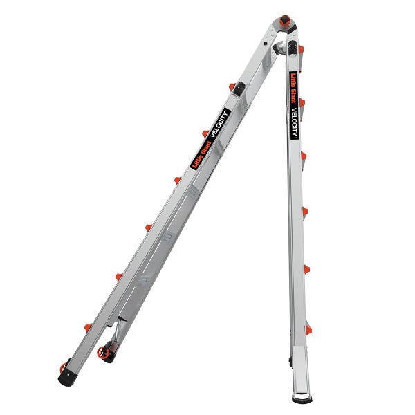 Little Giant Velocity Multifunktionsleiter aus Aluminium in A-Form als Stehleiter aufgestellt.
