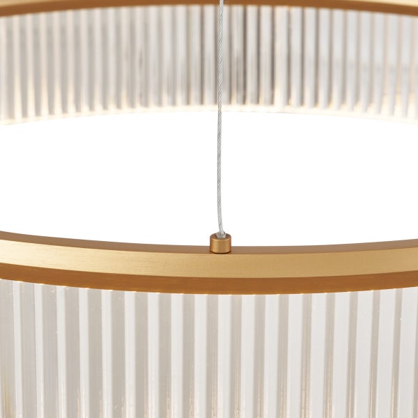 Detailaufnahme einer runden Pendelleuchte mit geripptem Glasschirm und Aufhängungsseil.