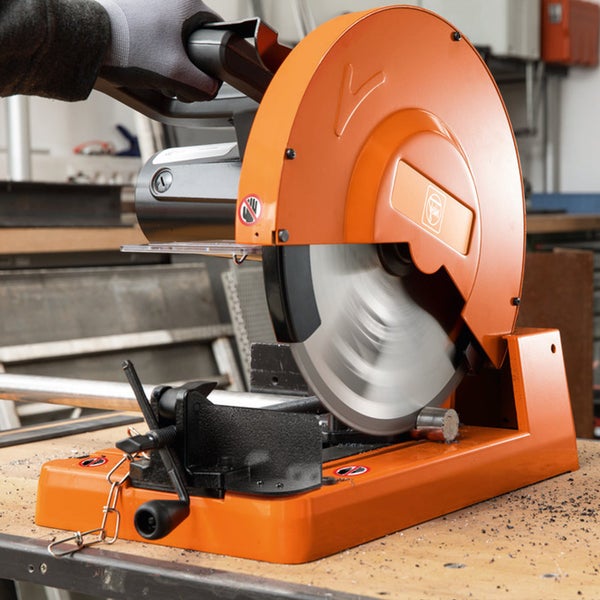 Metallkreissäge beim Schneiden eines Metallrohrs