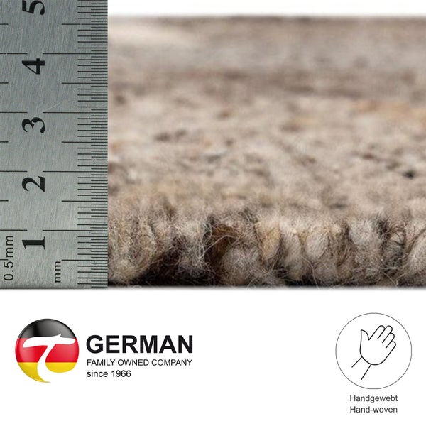 Detailansicht eines Teppichs mit Messskala, daneben das Logo eines deutschen Familienunternehmens und das Symbol für handgewebte Qualität