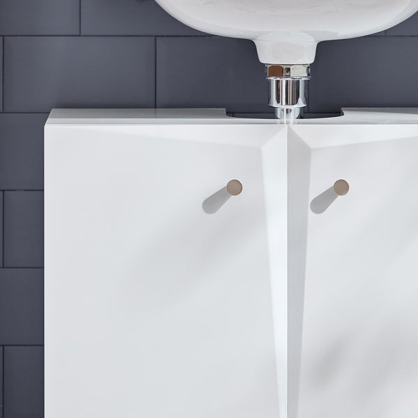 Detailansicht eines weißen Waschtischunterschranks mit zwei Türen im Badezimmer.