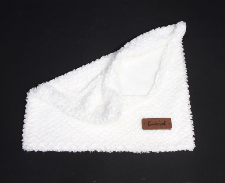 Weißes Kuschelkissen mit Kuschelzeit-Logo