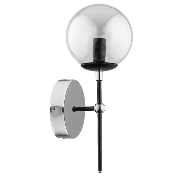 Moderne Wandleuchte mit kugelförmigem Glasschirm und schlankem Metallgestell für eine elegante Wandbeleuchtung.