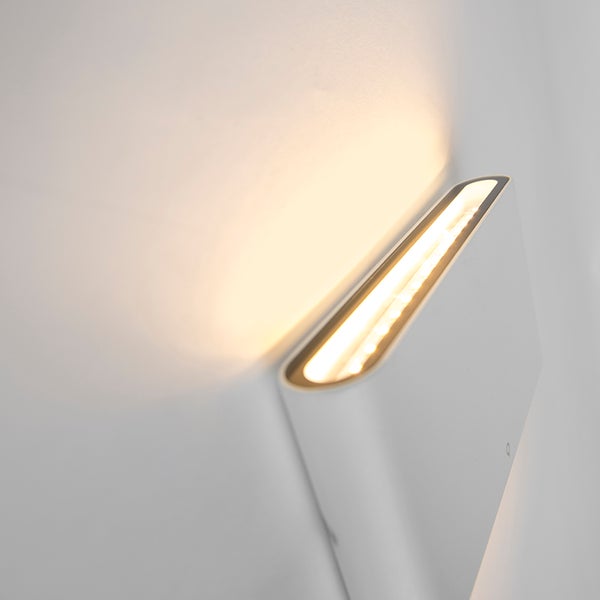 Moderne LED-Wandleuchte in Weiß mit warmweißem Lichtaustritt nach oben.
