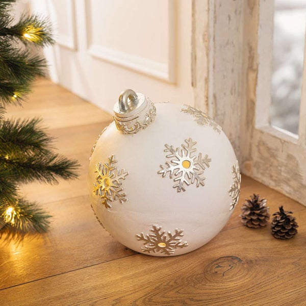 Dekorative Weihnachtskugel mit Schneeflockenmuster als saisonale Dekoration