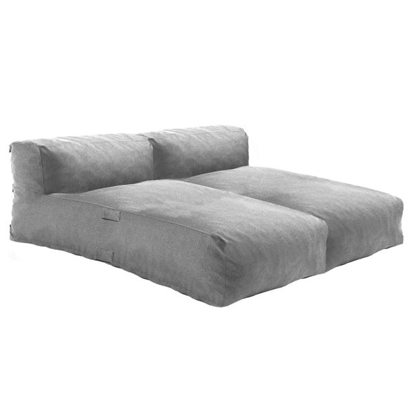 Graues Sitzsack-Lounge-Sofa aus Stoff mit integrierten Rückenlehnenkissen.