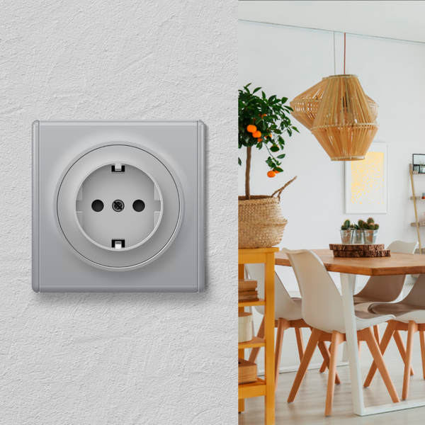 Steckdose in modernem Design an einer Wand montiert, neben einem hellen, wohnlich eingerichteten Esszimmer mit Holzmöbeln und Korndekorationen.