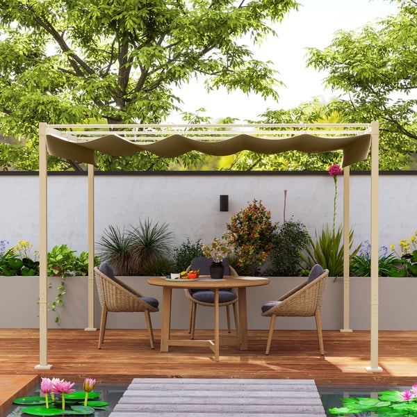 Pergola mit ausziehbarem beigem Stoffdach auf einer Holzterrasse im Garten, runder Holztisch und Stühle, umgeben von grünen Pflanzen.