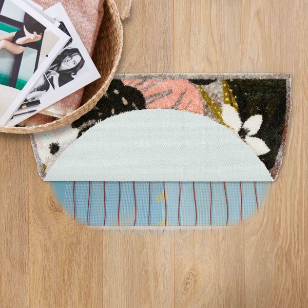 Dekorativer Teppich mit Blumenmuster und rutschfester Unterseite auf Holzboden