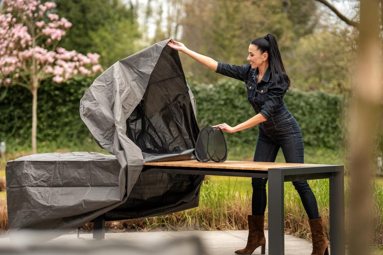 Gartentisch mit Schutzhülle und Insektenschutz