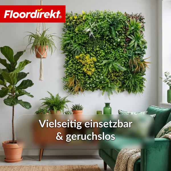 Wohnzimmer mit künstlicher Pflanzenwand und verschiedenen Zimmerpflanzen