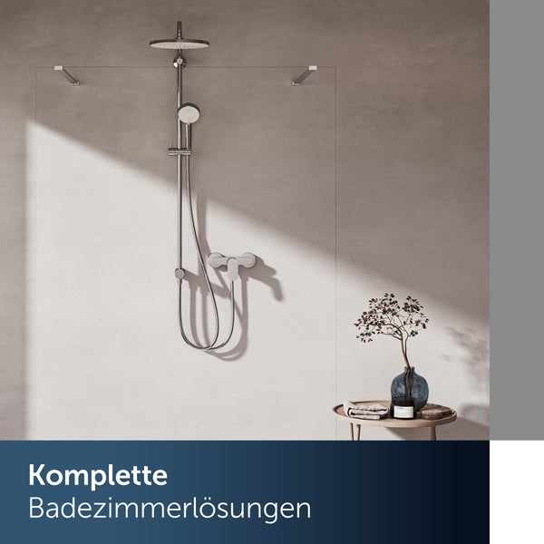Modernes Badezimmer mit Dusche, Thermostatarmatur, Handbrause, Kopfbrause, Glasabtrennung und kleinem Holztisch mit Dekoration vor einer Wand.