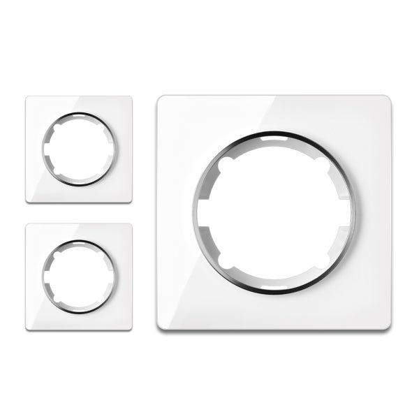 Drei quadratische Abdeckrahmen für Steckdosen oder Schalter zur Unterputzmontage in modernem Design.