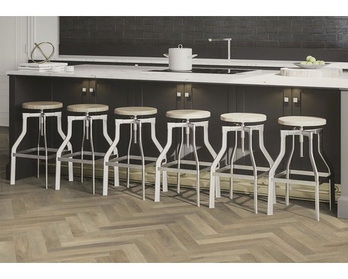 Eine Reihe höhenverstellbarer Barhocker mit Holzsitzen und Metallgestellen stehen an einer Küchentheke.