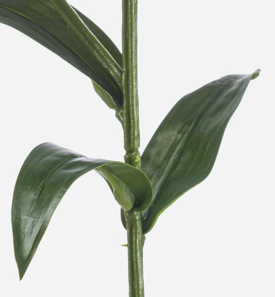 Künstliche Pflanze mit fein verzweigten grünen Blättern und einer weißen, flauschigen Blüte am Stiel.
