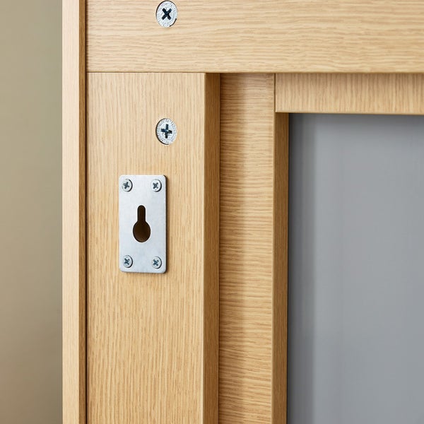 Detailansicht eines Holzrahmens mit einer Aufhängevorrichtung aus Metall