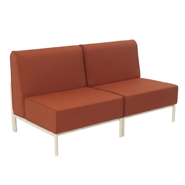 Zweisitzer-Modulsofa für den Außenbereich mit rostfarbenen Polstern und cremefarbenem Metallgestell.
