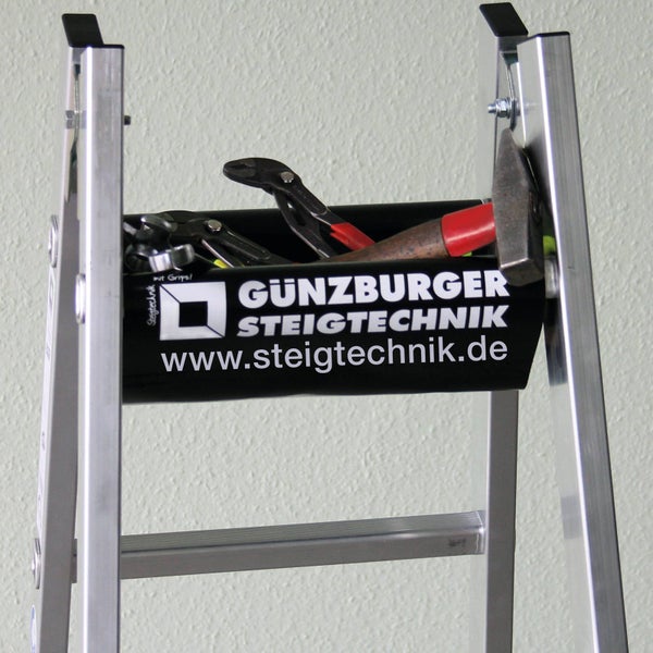 Leiter mit Werkzeugablage und Werkzeugen