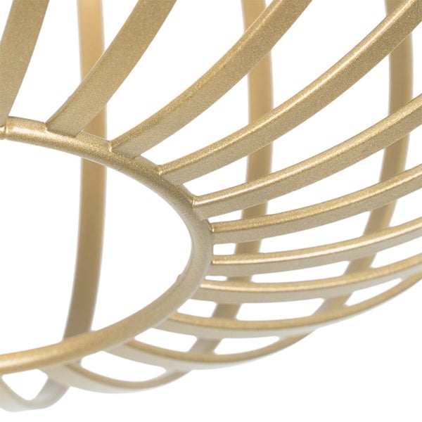 Detailansicht eines goldenen Metallkorbes