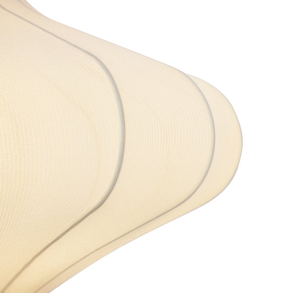 Nahaufnahme eines Lampenschirms aus Textil mit feiner Rippenstruktur und geschwungenen Lagen.