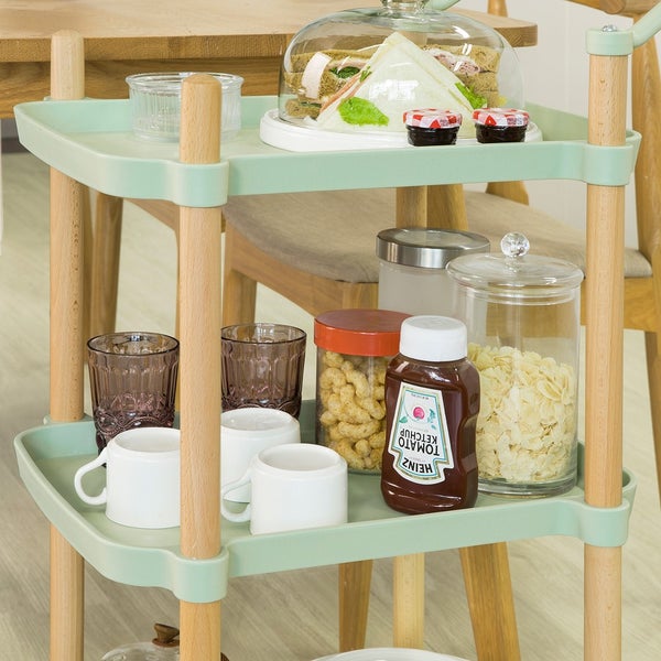 Servierwagen mit Speisen und Getränken auf drei Ablagen