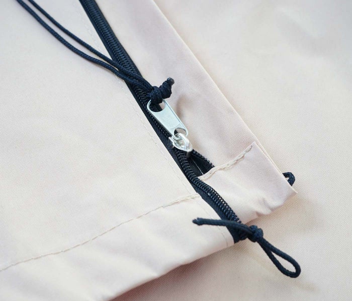 Detailaufnahme eines Reißverschlusses mit Zugband an einem Kleidungsstück