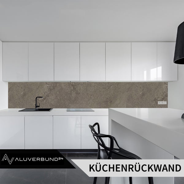 Küchenszene mit Küchenrückwand und weißen Schränken
