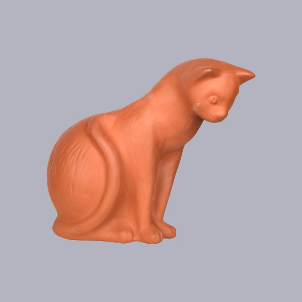 Gartenfigur sitzende Katze aus Terrakotta.