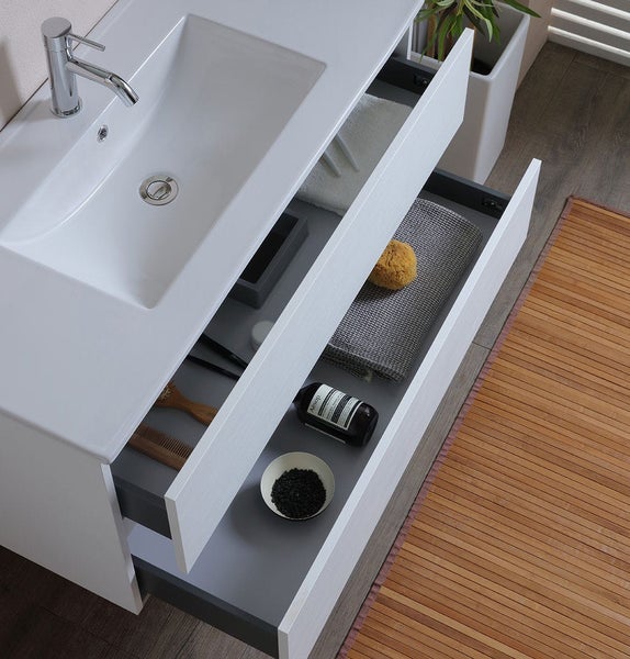 Waschtisch mit offenem Schubladensystem und Badezimmerutensilien