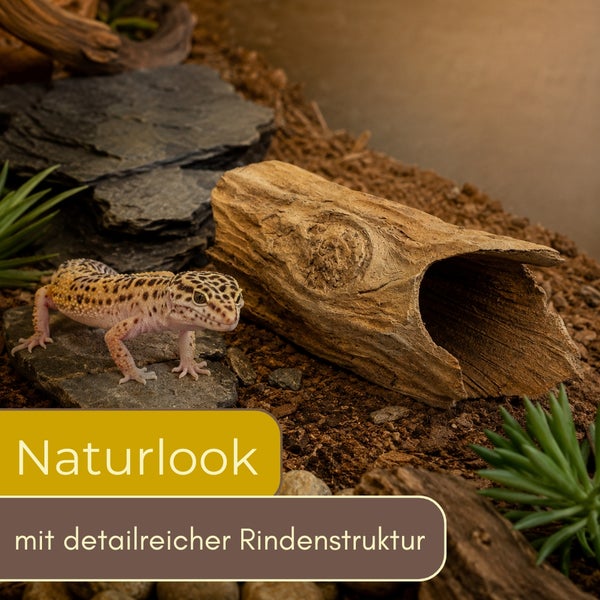 Leopardgecko im Terrarium vor einem hohlen Baumstamm-Versteck mit realistischer Rindenstruktur und Naturlook.
