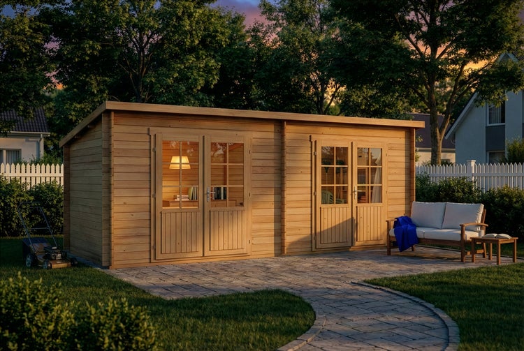 Modernes Gartenhaus aus Holz mit zwei Doppelflügeltüren aus Glas auf einer Steinterrasse bei Abenddämmerung mit Lounge-Möbeln und Rasenmäher.