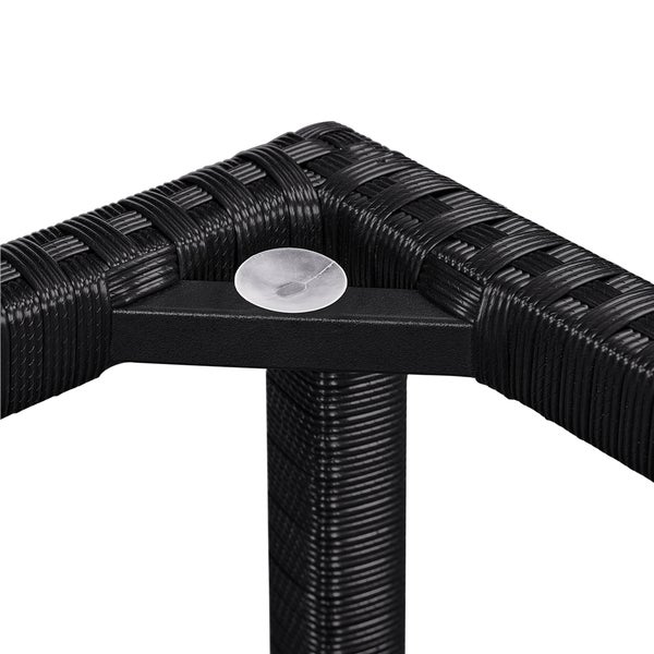 Nahaufnahme einer Tischecke aus schwarzem Polyrattan mit Metallrahmen und Saugnapf für Glasplatten.