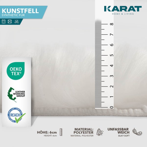 Weißes Kunstfell aus Polyester mit 6 Zentimeter Florhöhe, Oeko-Tex und REACH zertifiziert. Karat Home & Living Logo.