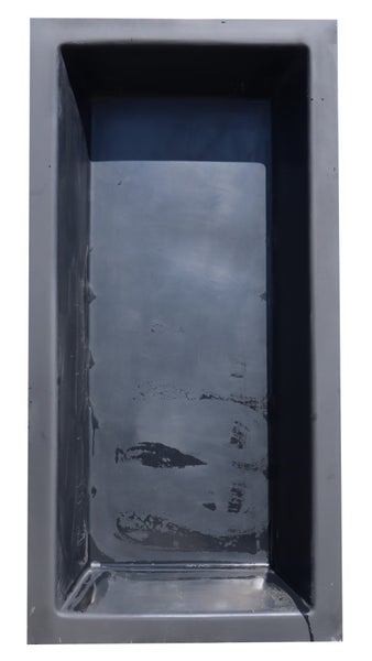Schwarzes rechteckiges Teichbecken aus Kunststoff.