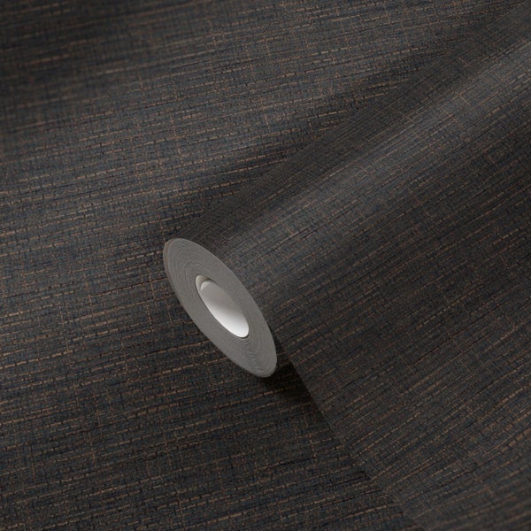 Einrichtungsbeispiel mit brauner Tapete, Sessel, Kommode, Lampe und Büchern