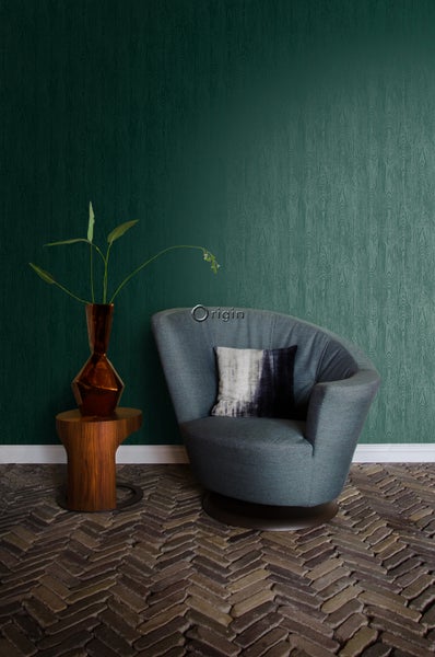 Wohnzimmer mit Sessel, Beistelltisch und Wandtapete mit Holzoptik