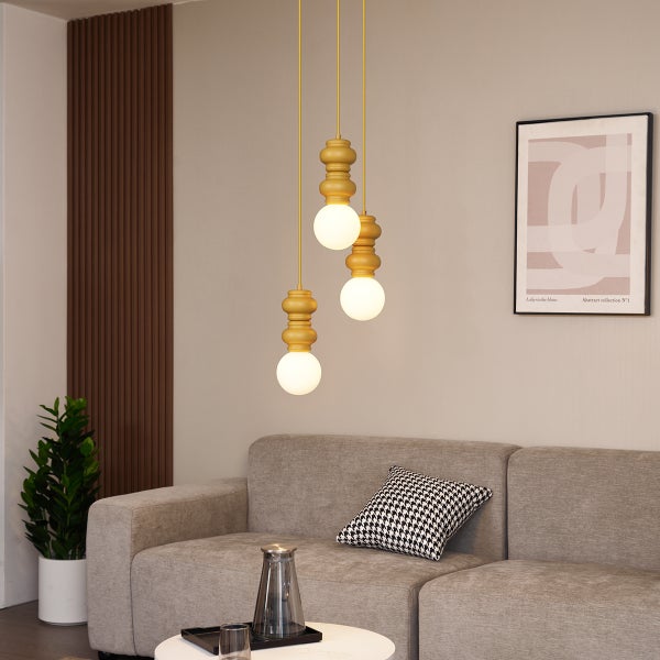 Hängelampe mit drei Lichtquellen über einem Wohnzimmer-Setup