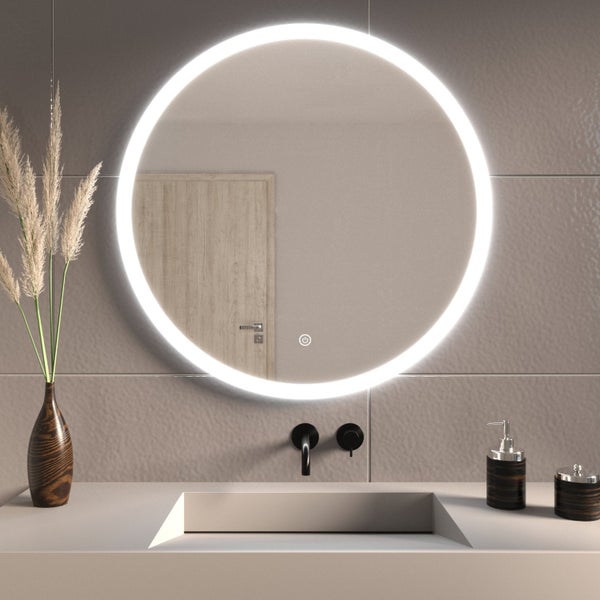 Runder LED Badspiegel mit integrierter Beleuchtung und Touch Sensor über einem Waschbecken in modernem Badezimmer Ambiente