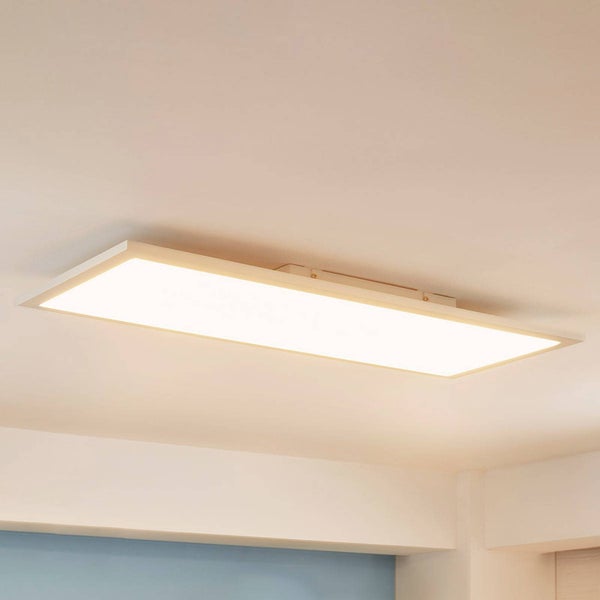 Rechteckiges LED-Panel zur Deckenmontage in einem hellen Innenraum.