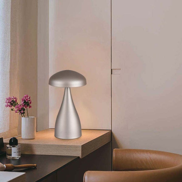Metallische Tischleuchte im Pilzdesign auf einem Tisch