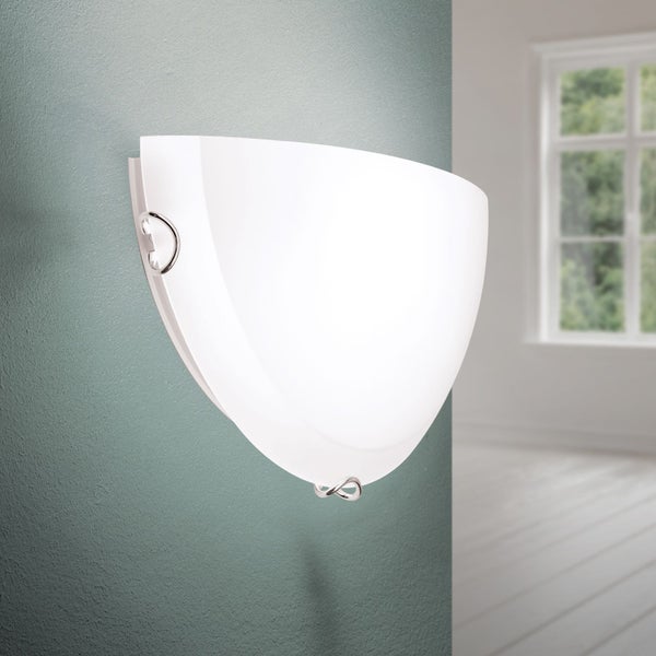 Halbkreisförmige Wandleuchte aus Glas mit Metallhalterungen montiert an einer Wand in einem Raum