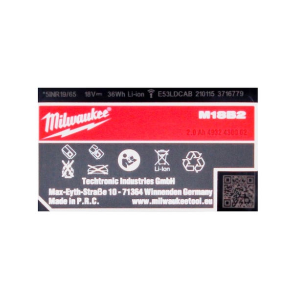 Produktschild des Milwaukee M18B2 Akkus mit technischen Angaben wie 18 Volt, 2,0 Amperestunden, Lithium-Ionen-Technologie und Herstellerdaten.