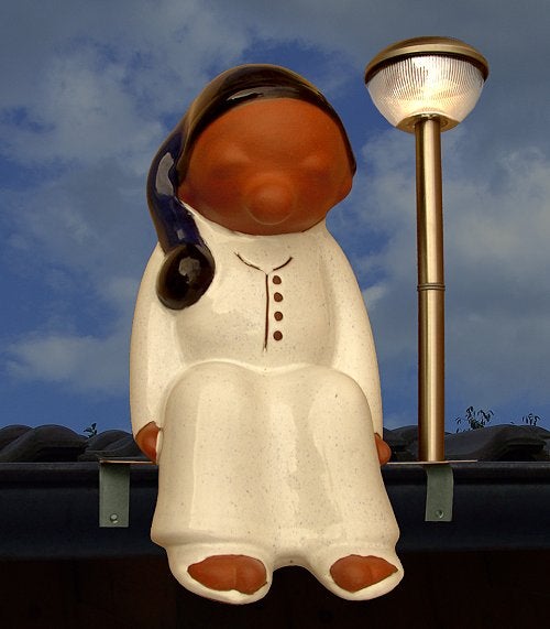 Firstfigur Schlafmütze aus Keramik für das Dach, sitzend mit integrierter Solarleuchte.