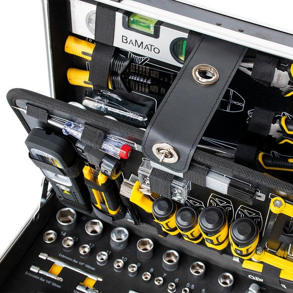 Geöffneter Werkzeugkoffer mit diversen Werkzeugen wie Schraubenschlüssel, Schraubendreher und Wasserwaage