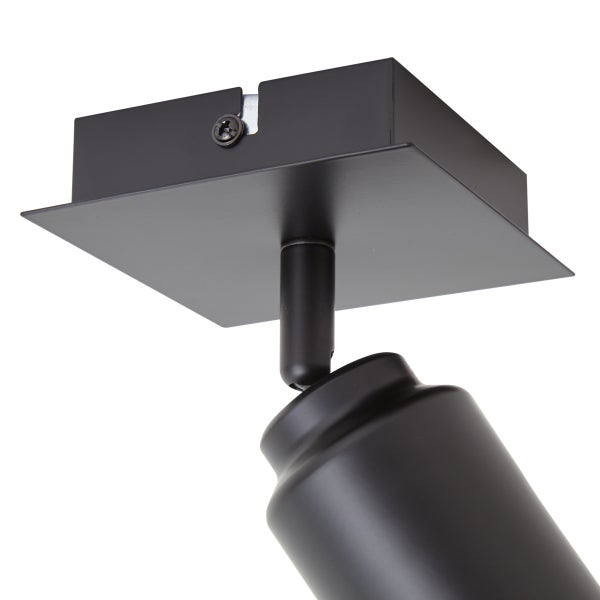 Ein einzelner Deckenspot aus Metall mit quadratischer Deckenhalterung und schwenkbarem Leuchtenkopf zur punktgenauen Beleuchtung.