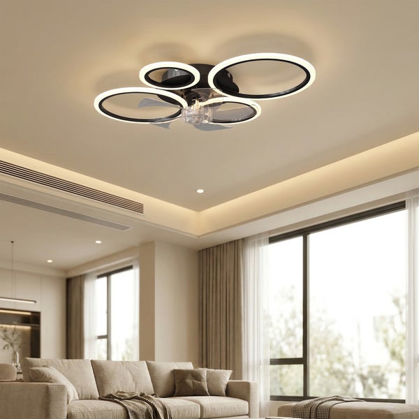 Moderne LED-Deckenventilator-Leuchte mit vier kreisförmigen Lichtringen und transparenten Flügeln in einem hellen, großzügigen Wohnzimmer.