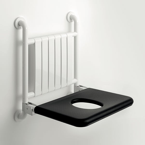 Wandmontierter Duschsitz mit gepolsterter schwarzer Sitzfläche und weißem Metallrahmen.