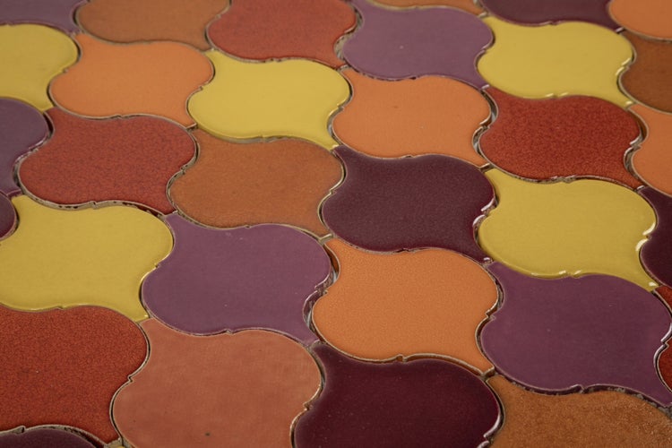 Muster aus Keramikfliesen in Arabeskform