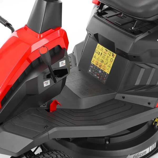 Detailansicht eines Rasentraktors mit Bedienelementen und Sicherheitshinweisen