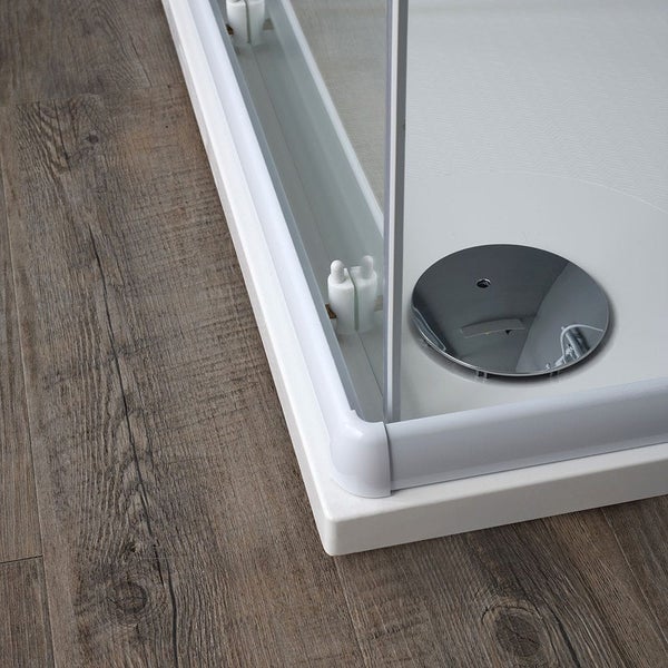 Detailansicht einer Duschwanne mit Ablaufgarnitur und Duschabtrennung